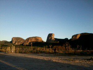 As pedras de Itatim como o Morro do Enxadaão no centro