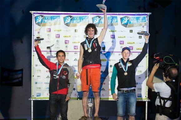 Adam Ondra no topo do podium pela primeira vez em 2014