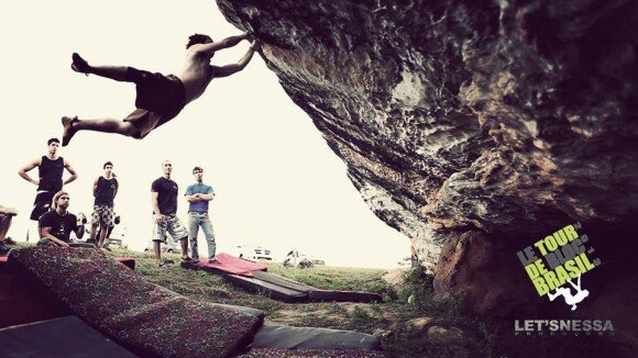 Eric na cadena do boulder Linguinha V6 em Conceição