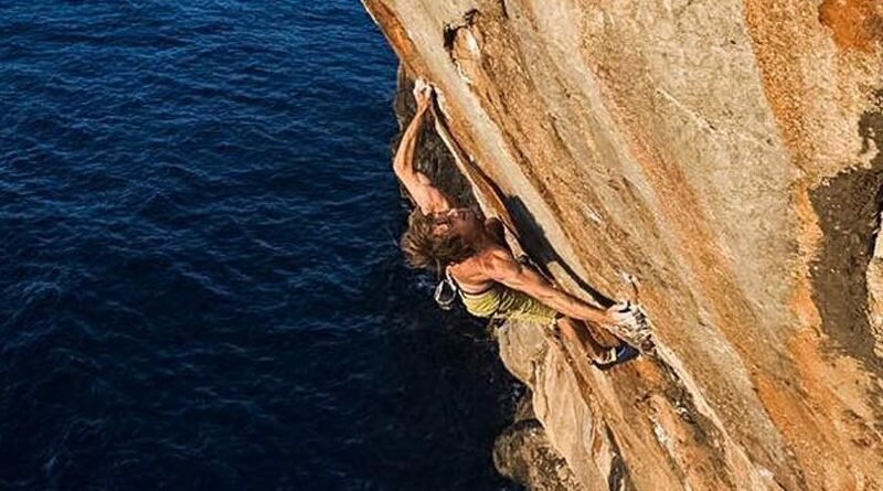 Chris Sharma faz FA de psicobloc com grau sugerido de 12b